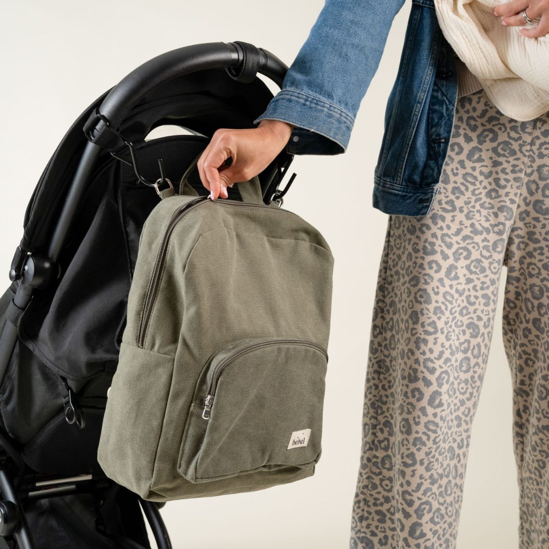 Sac à dos à langer BEBEL Nomade accroché à la poussette