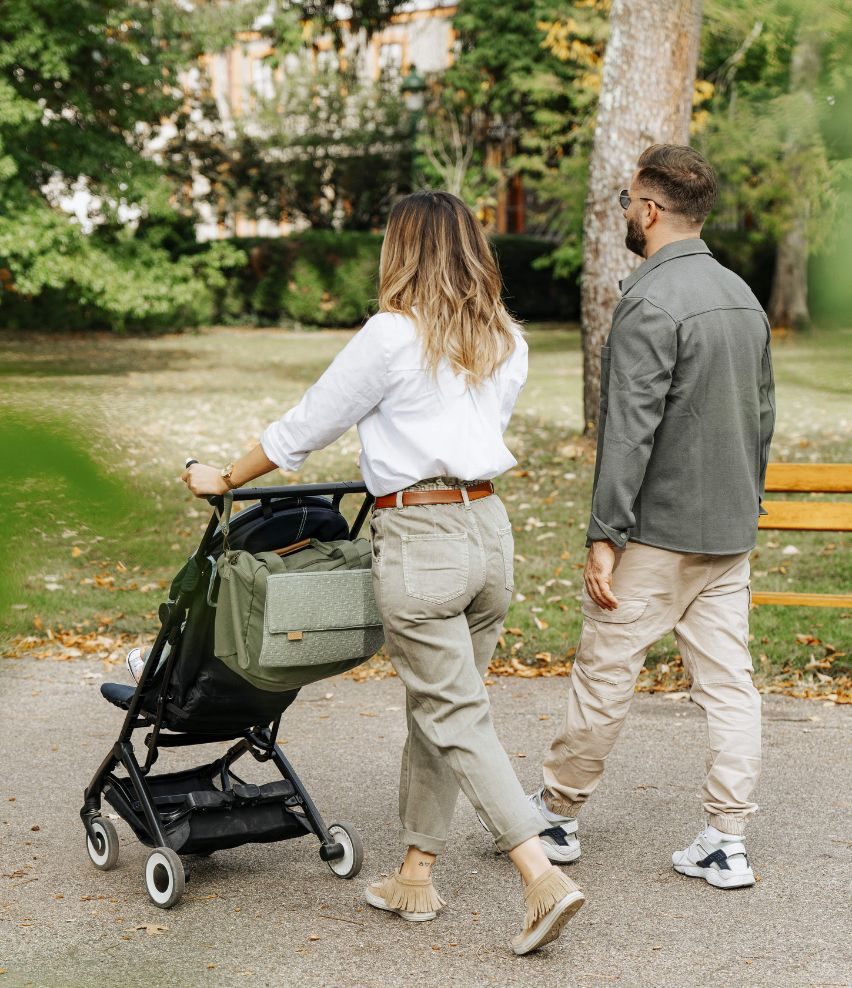 Sac à langer Babymoov Day to day suspendu à la poussette lors d'une balade au parc