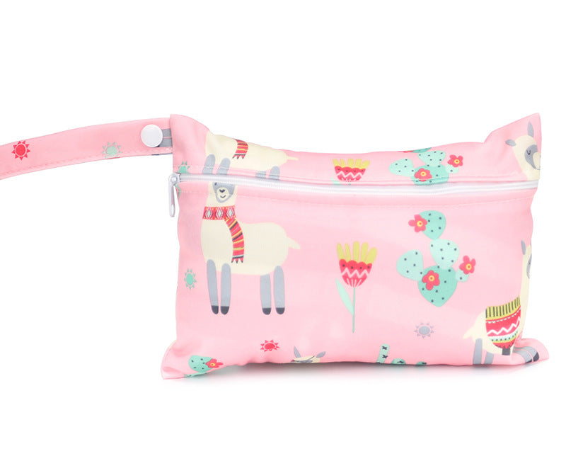 Trousse de Toilette Bebe Animaux Rose porte en situation avec bebe | trousse de toilette bebe BebeSac