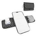 Tapis a Langer Nomade Noir porte en situation avec bebe | tapis a langer nomade BebeSac