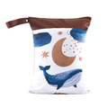 Pochette Impermeable Motifs Enfants porte en situation avec bebe | pochette impermeable bebe BebeSac