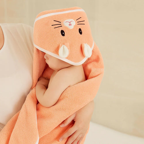 Cape de Bain Chat Corail en situation dans la salle de bain | BebeSac