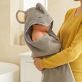 Cape de Bain Éléphant Gris en situation dans la salle de bain | BebeSac