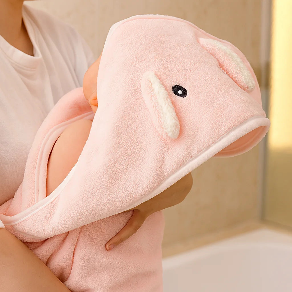 Cape de Bain Lapin Rose en situation dans la salle de bain | BebeSac