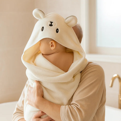 Cape de Bain Ours Blanc en situation dans la salle de bain | BebeSac