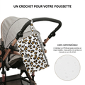 Tapis a Langer Nomade Leopard porte en situation avec bebe | tapis a langer nomade BebeSac