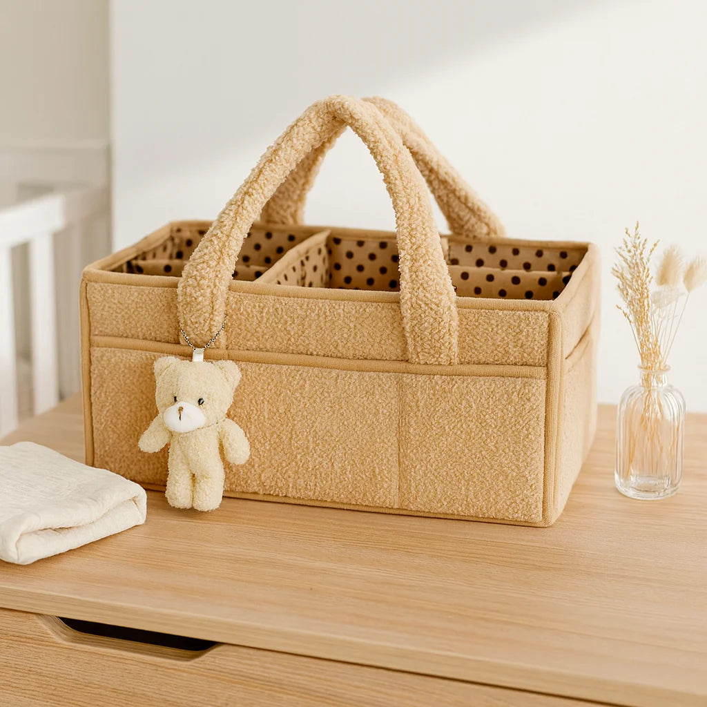 Panier à Langer Teddy Camel sur une commode de chambre de bébé | BebeSac