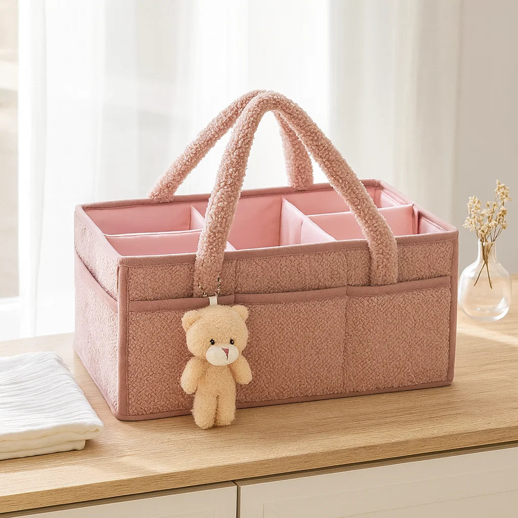 Panier à Langer Teddy Rose Poudré sur une commode de chambre de bébé | BebeSac