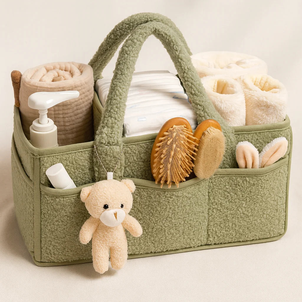 Panier à Langer Teddy Vert Sauge rempli du nécessaire de change | BebeSac