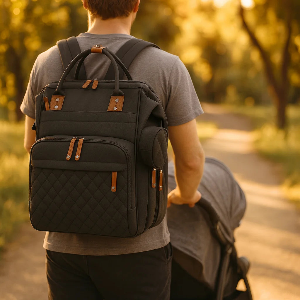 Sac à Dos à Langer Gris Foncé : porté en balade avec la poussette | BebeSac