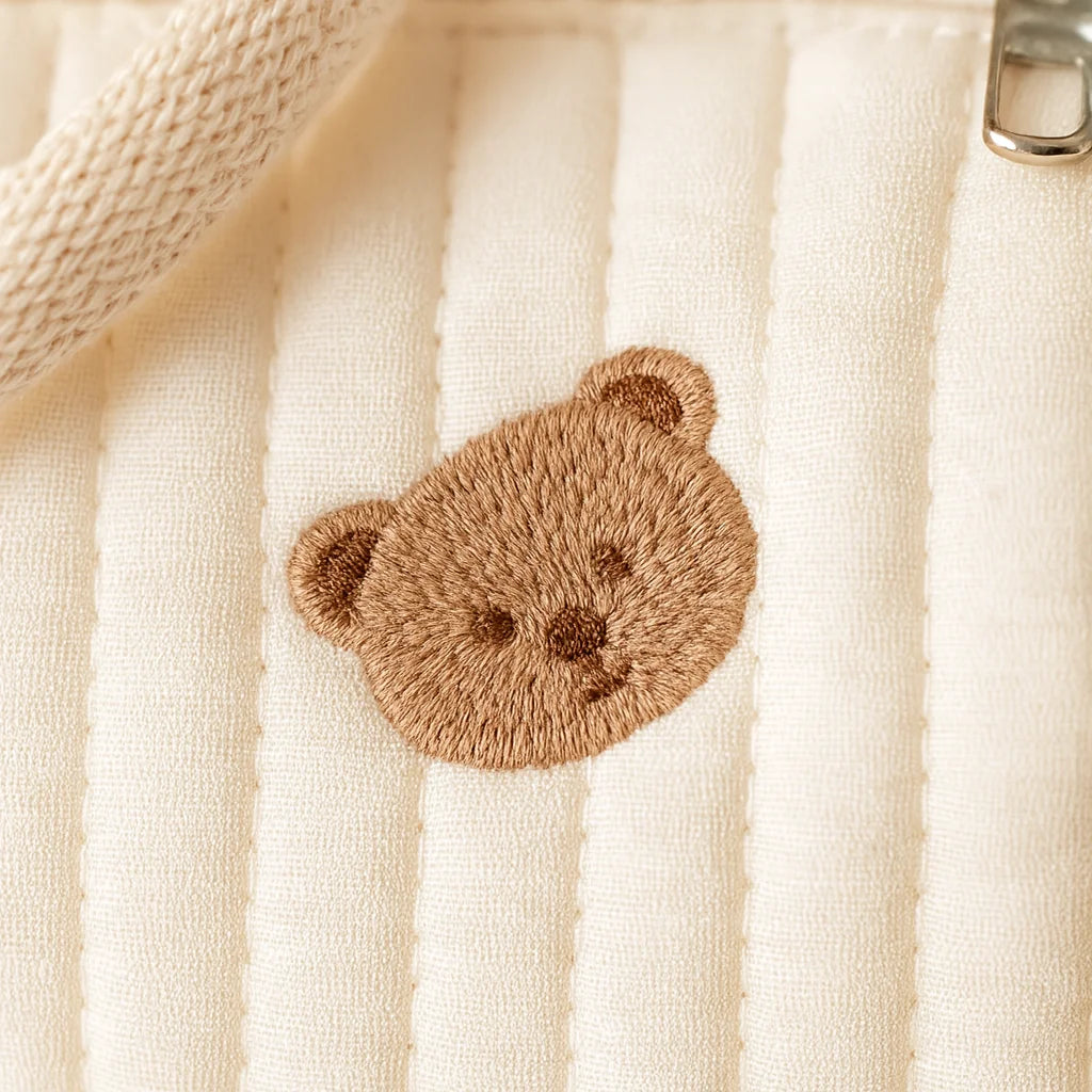 Gros plan sur l'ourson brodé et le matelassage du sac à langer brodé animaux