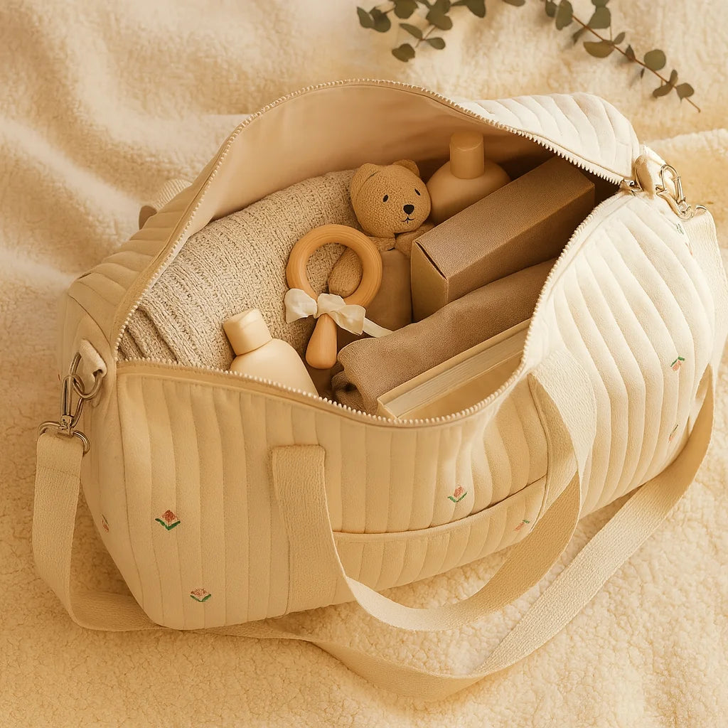 Sac à Langer Brodé Fleurs ouvert avec les affaires de bébé | BebeSac
