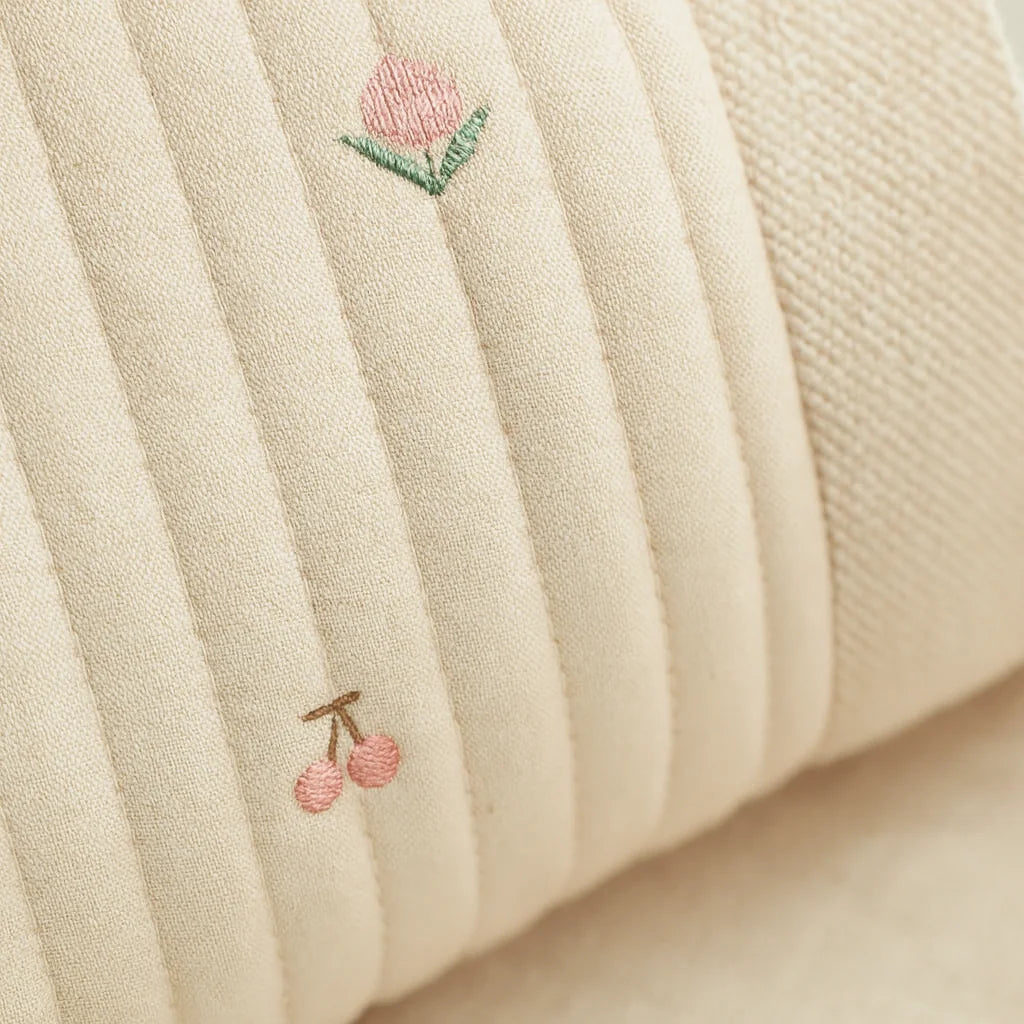 Détail des broderies tulipe et cerises — Sac à Langer Brodé Fleurs | BebeSac