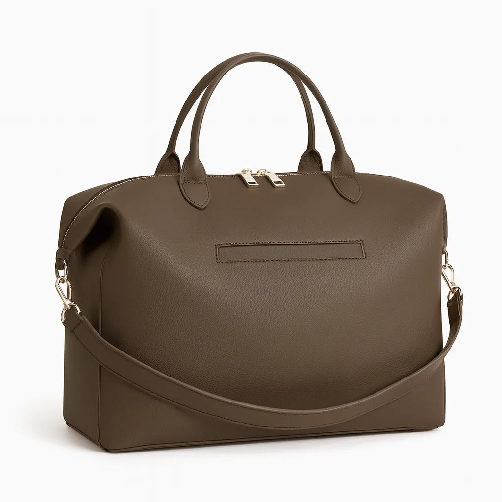 Sac à Langer Cuir Taupe : vue trois quarts sur fond blanc | BebeSac