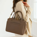 Sac à Langer Cuir Taupe porté à l'épaule en tenue de ville | BebeSac