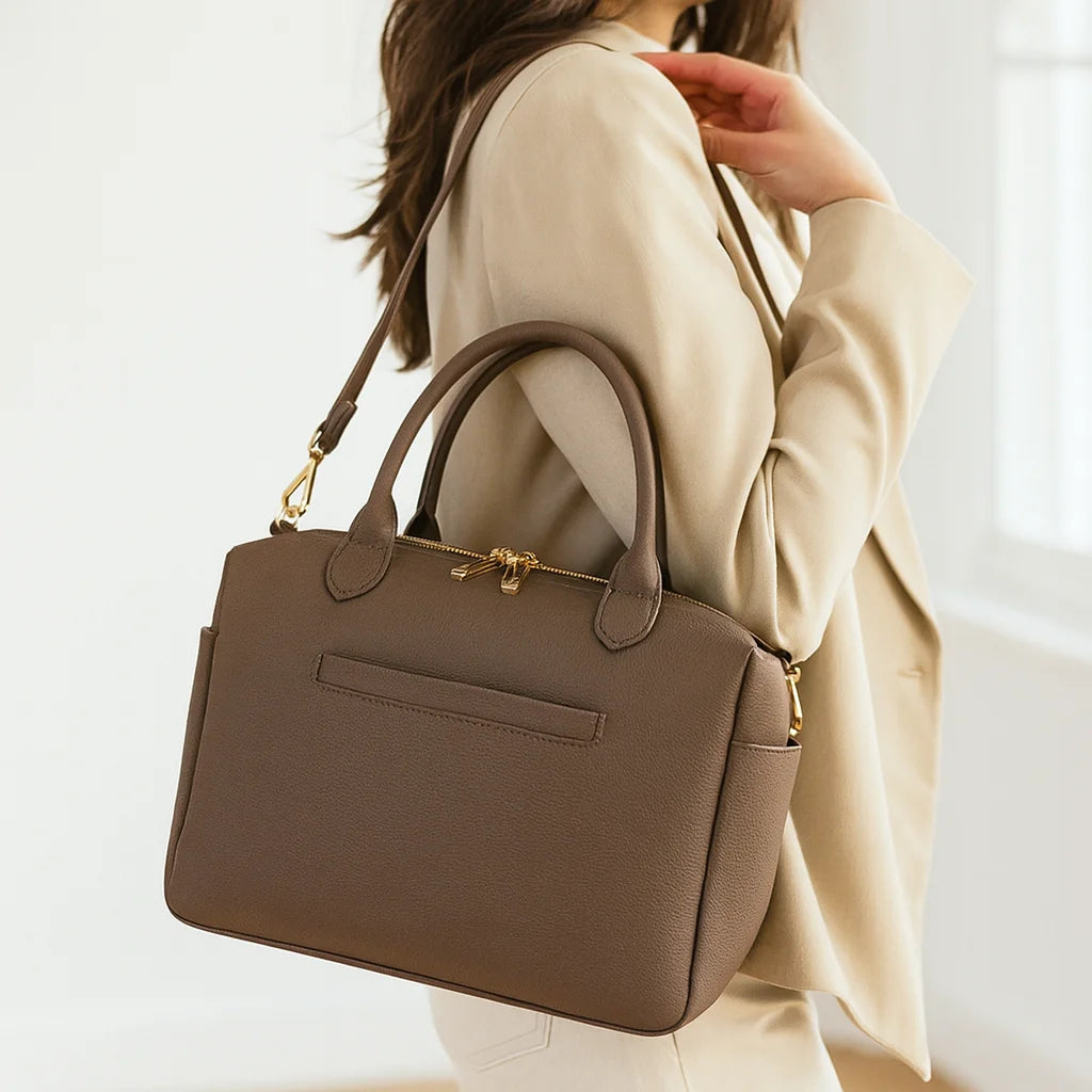 Sac à Langer Cuir Taupe porté à l'épaule en tenue de ville | BebeSac