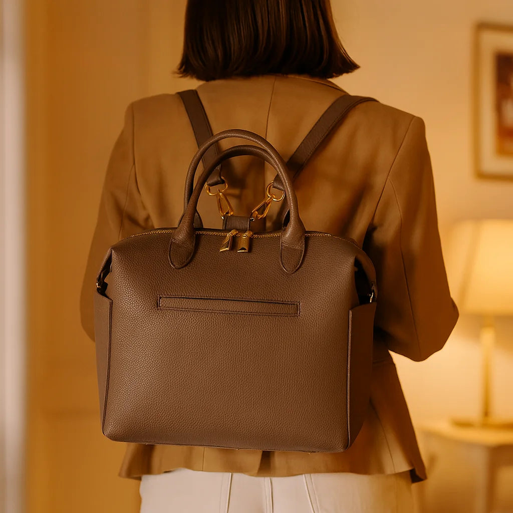 Sac à Langer Cuir Taupe porté en sac à dos, bretelles fournies | BebeSac