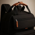 Sac à langer jumeaux extensible : détail des finitions cuir | BebeSac