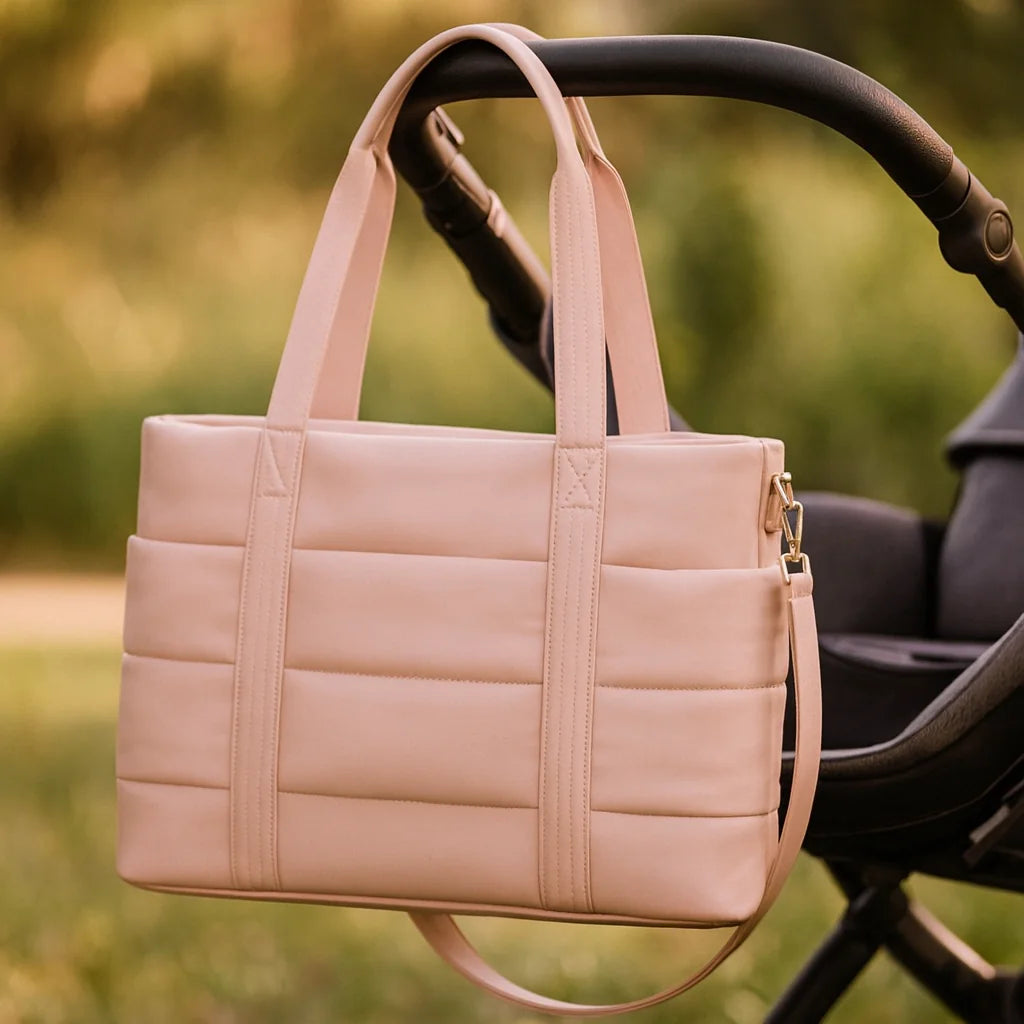 Sac à Langer Matelassé Rose - accroché à la poussette | BebeSac