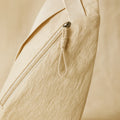 Sac Banane Bandoulière Beige porté en situation | BebeSac