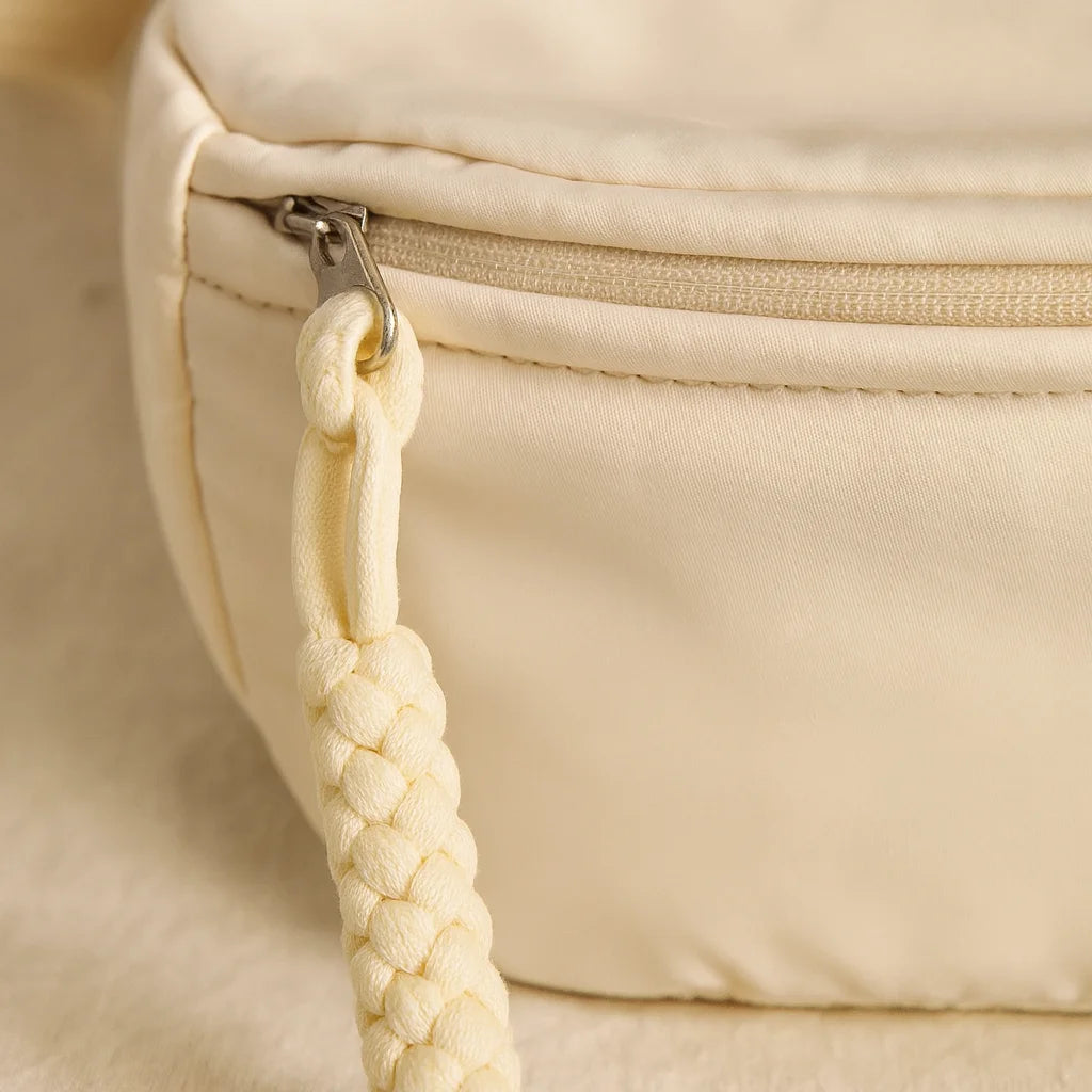 Sac Banane Blanc porté en situation | BebeSac