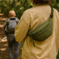 Sac Banane Kaki porté en situation | BebeSac
