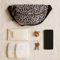 Contenu du sac banane léopard blanc : couches, lingettes, tétine, téléphone | BebeSac