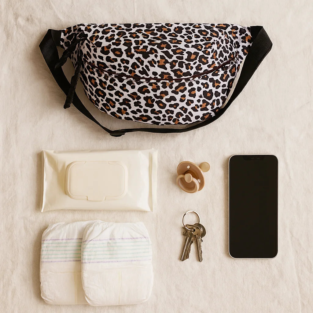 Contenu du sac banane léopard blanc : couches, lingettes, tétine, téléphone | BebeSac