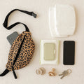 Contenu du sac banane léopard : couches, lingettes, tétine, téléphone | BebeSac