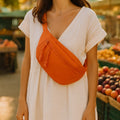 Sac Banane Orange porté en situation | BebeSac