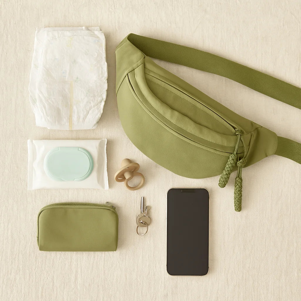 Sac Banane Vert Sauge avec le nécessaire de bébé | BebeSac